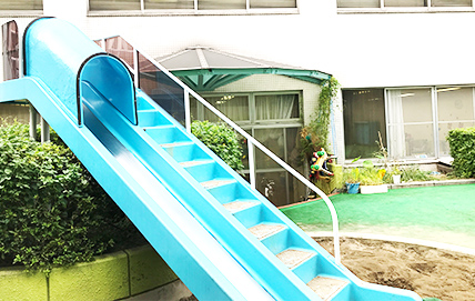 ひまわり育児室すべり台