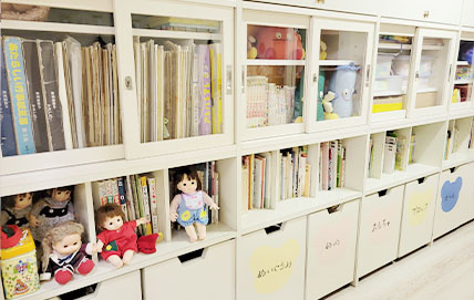 ひまわり育児室本棚