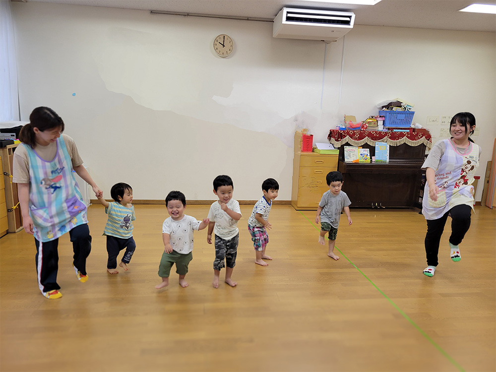 「６月の誕生会」:
    絵本「ぺんぎんたいそう」の動きを上手に表現するうさぎ組