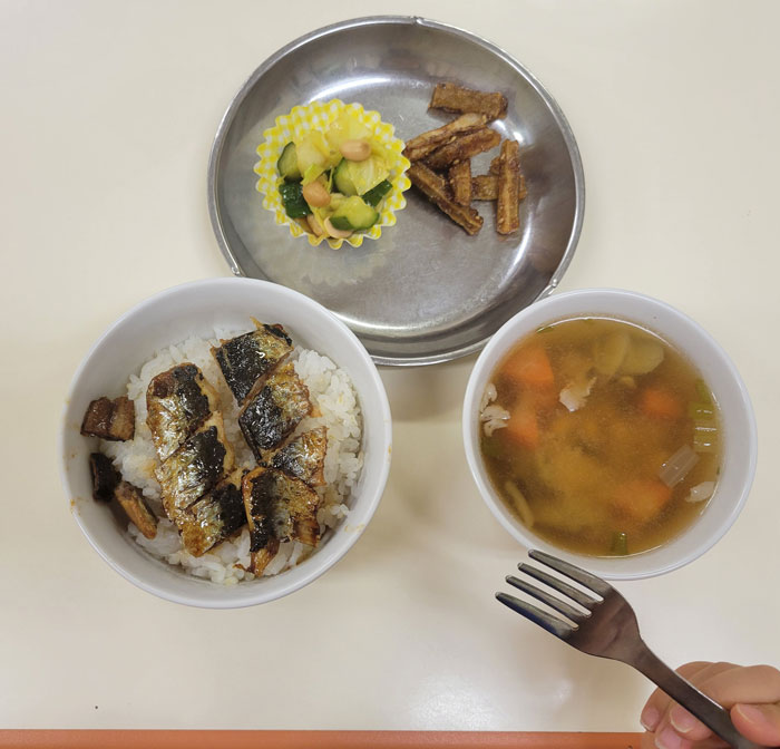 節分メニュー　いわしの蒲焼き丼　鬼汁　ポリポリごぼう　大豆サラダ